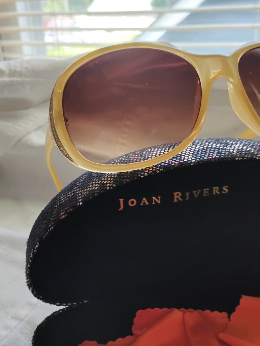 Beige Joan Rivers Sunglasses w. Case - Picture 7 of 8